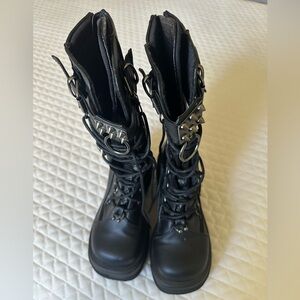 Demonia Shaker-70 boots
Sz 8
Worn two times
Couple of small marks (see pictures)